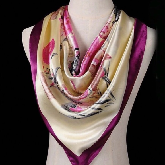 CLASSIC PRINT PURPLE FLORAL SHAWL!💜 - Picture 2 of 7